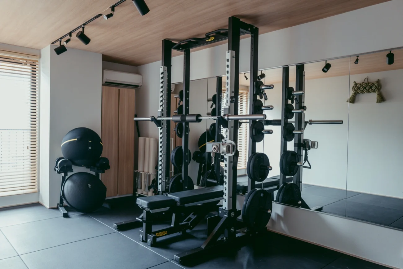 Technogym のラック・ベンチを中心に据えたトレーニングエリア
