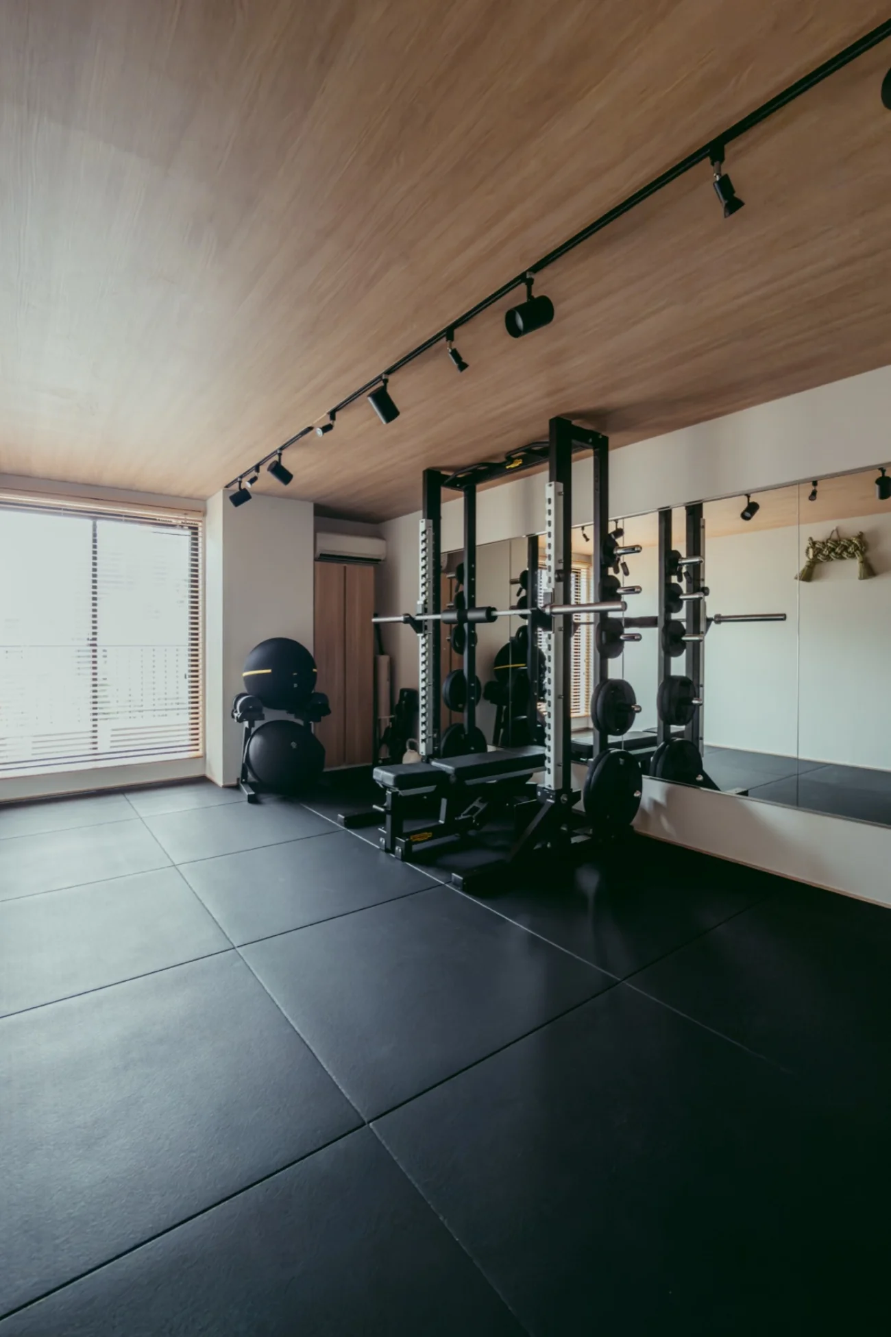 B-side GYM 表参道STUDIO 室内全景 — 南青山のプライベートスタジオ