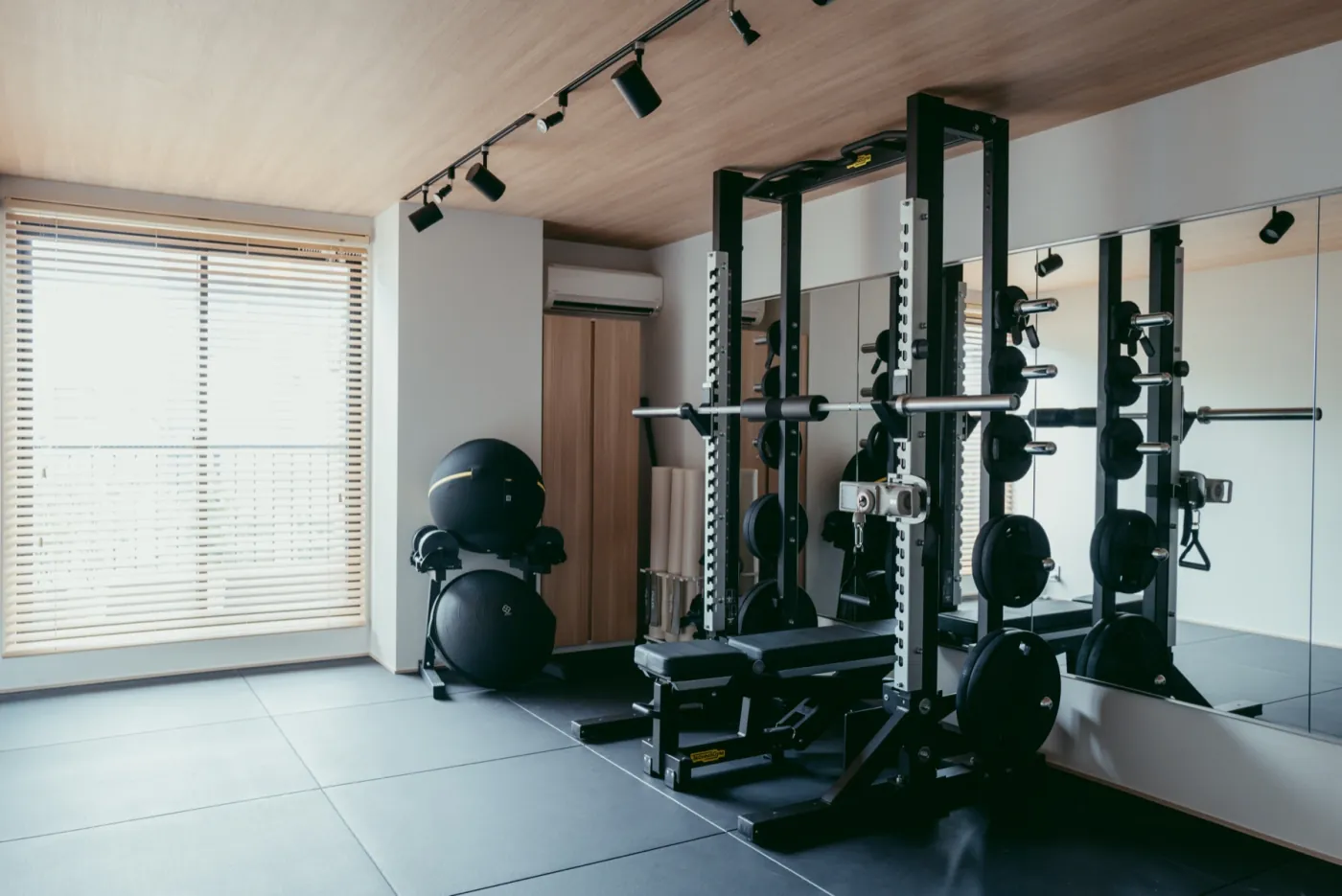 B-side GYM 表参道STUDIO の上質な内観空間