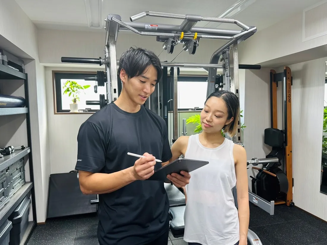 BACKGROUND — トレーナーと会員のカウンセリングシーン