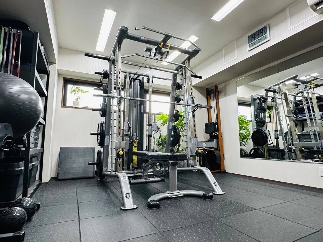 B-side GYM 渋谷BASE 内観 — 明るく親しみやすいスタジオ